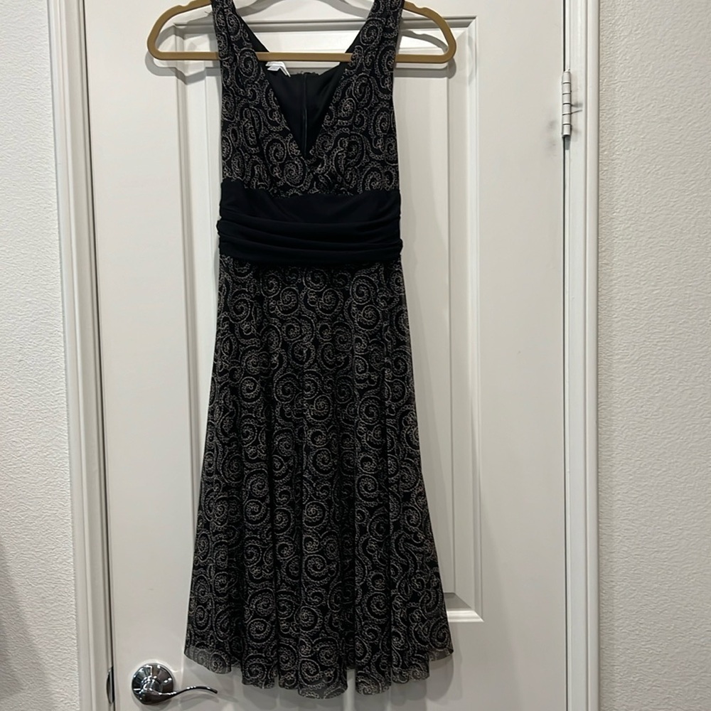 LONDON TIMES beautiful black and cream sleeveless dress.